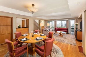 Caja de seguridad en la habitación y escritorio 