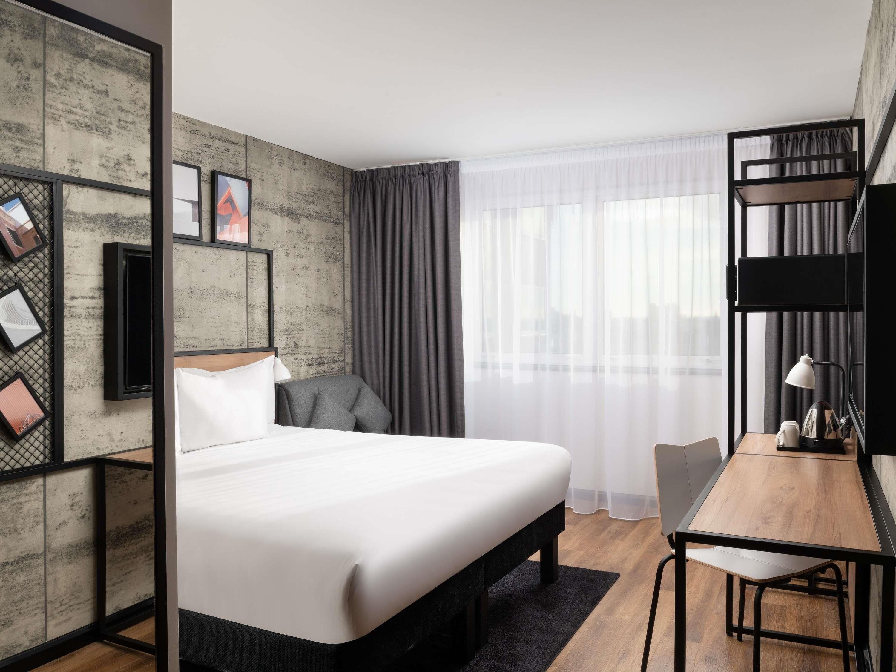 Escritorio, espacio para trabajar con un portátil, cunas gratuitas