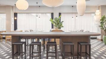 ์์นจ ์์ฌ, ์ ์ฌ ์์ฌ, ์ ๋
์์ฌ ์ ๊ณต, ์ธ๊ณ ์๋ฆฌ