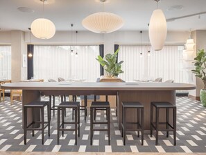 Serveert ontbijt, lunch, diner, internationale gerechten