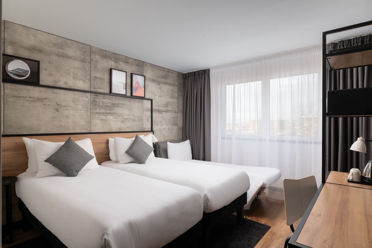 Kolmen hengen superior-huone (2 twin and Sofabed, Newly refurbished) | Työpöytä, kannettavalle tietokoneelle sopiva työtila