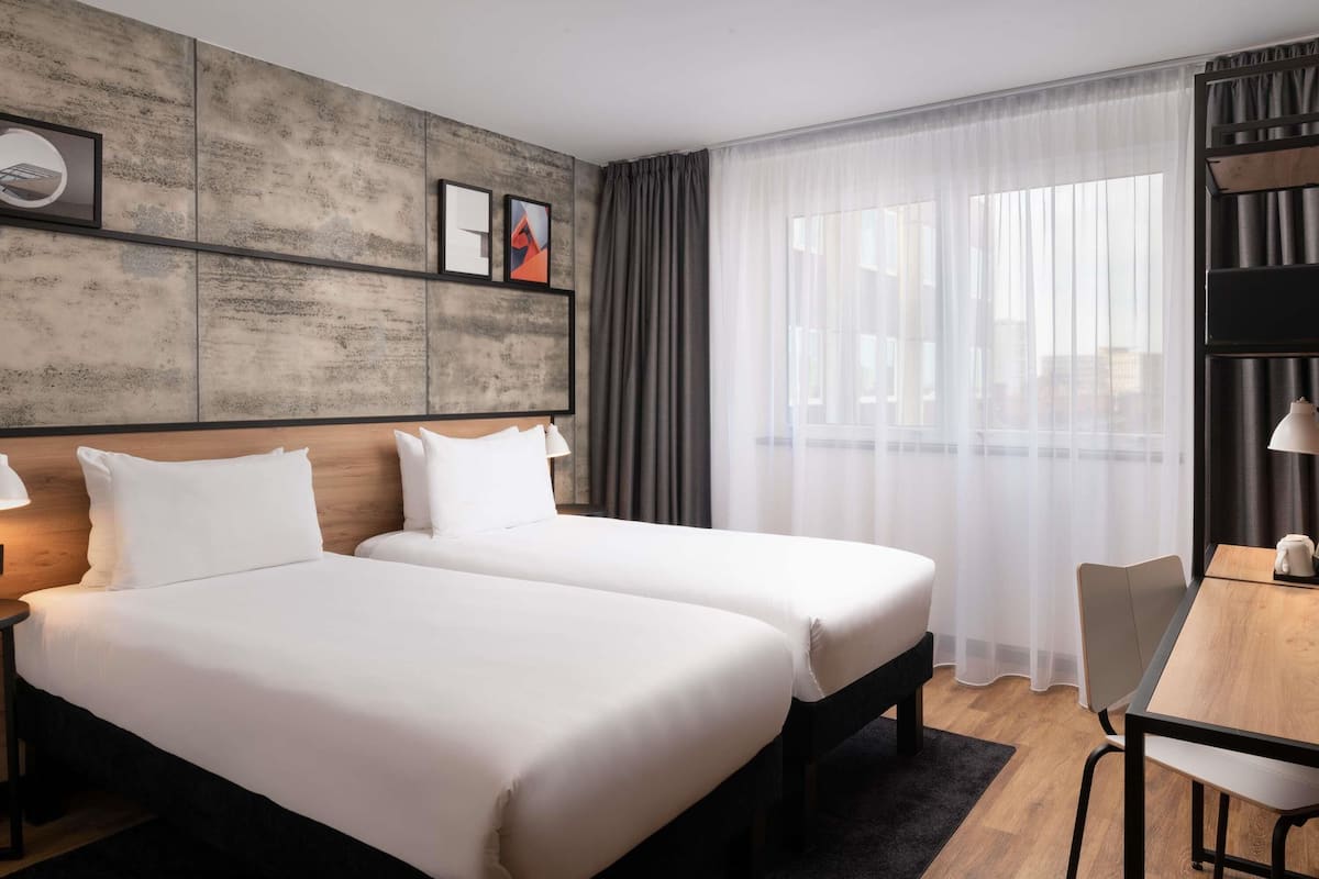 Standardzimmer, 2 Einzelbetten (NEWLY REFURBISHED) | Schreibtisch, laptopgeeigneter Arbeitsplatz, kostenlose Babybetten