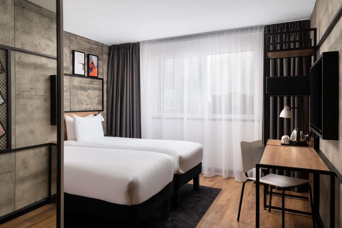 Standard-huone, 2 yhden hengen sänkyä (NEWLY REFURBISHED) | Työpöytä, kannettavalle tietokoneelle sopiva työtila