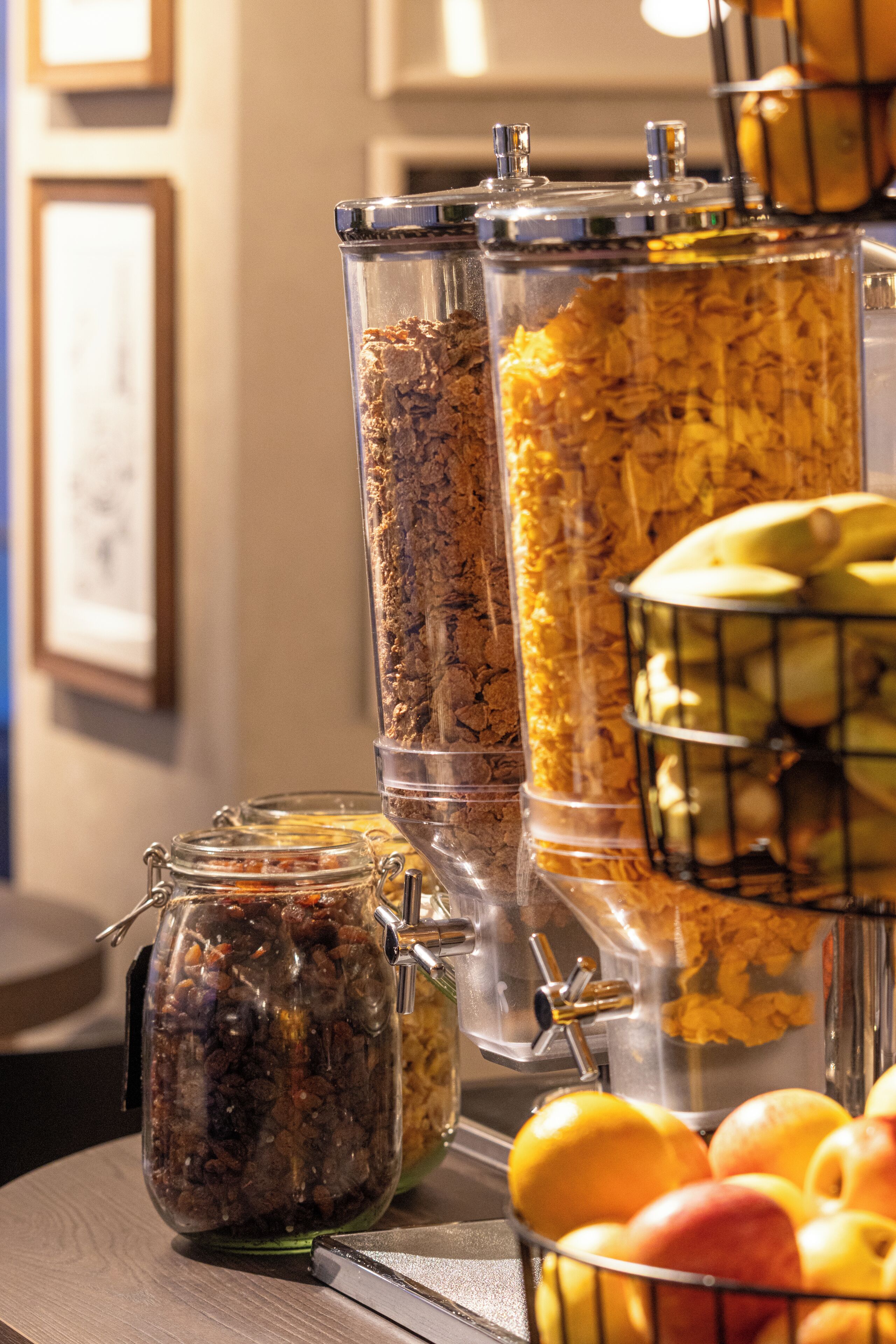 Um buffet de café da manhã com diversos alimentos e recipientes.
