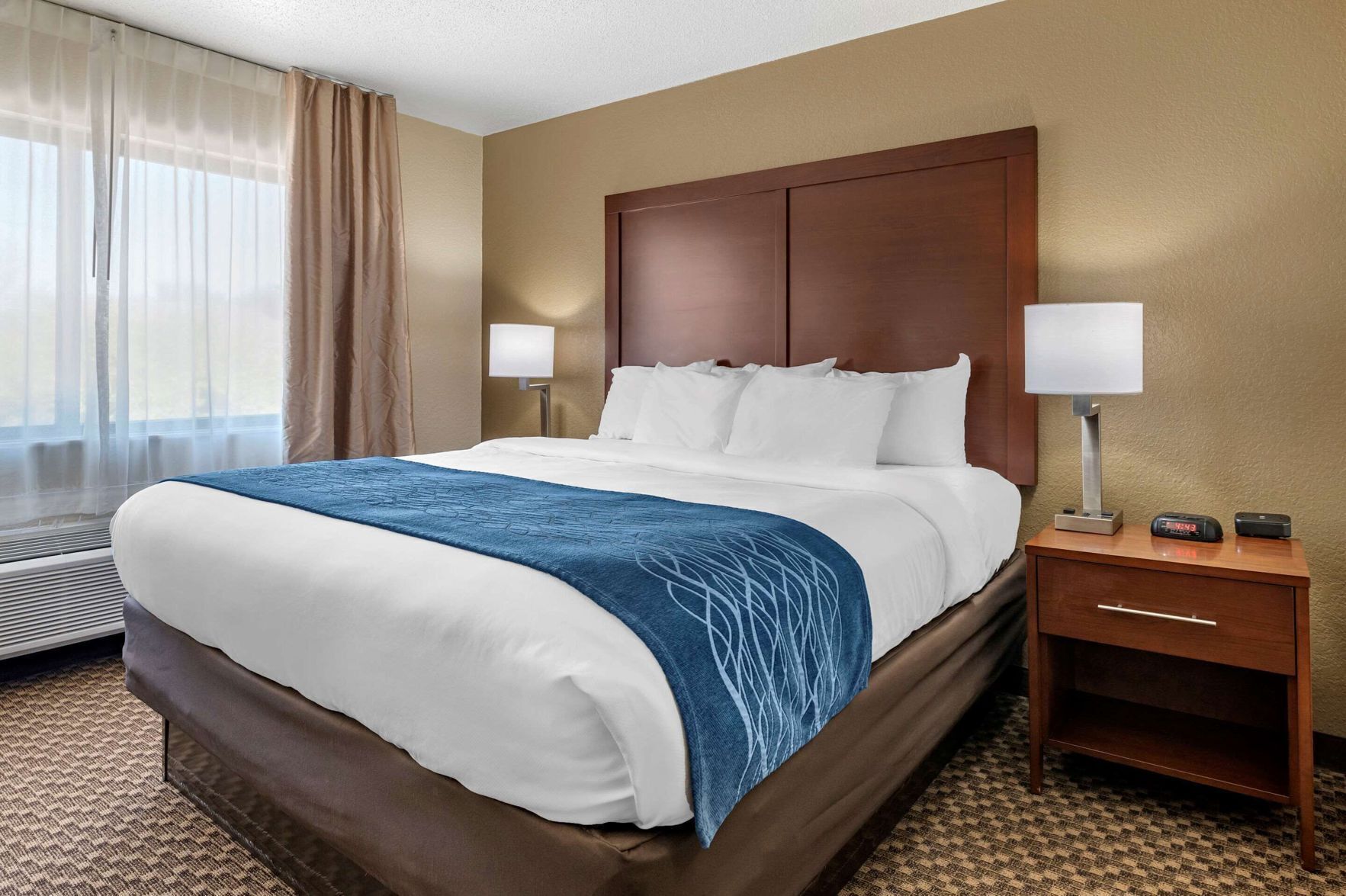 مكتب وستائر تعتيم ومكواة/لوح كي وواي فاي مجانًا