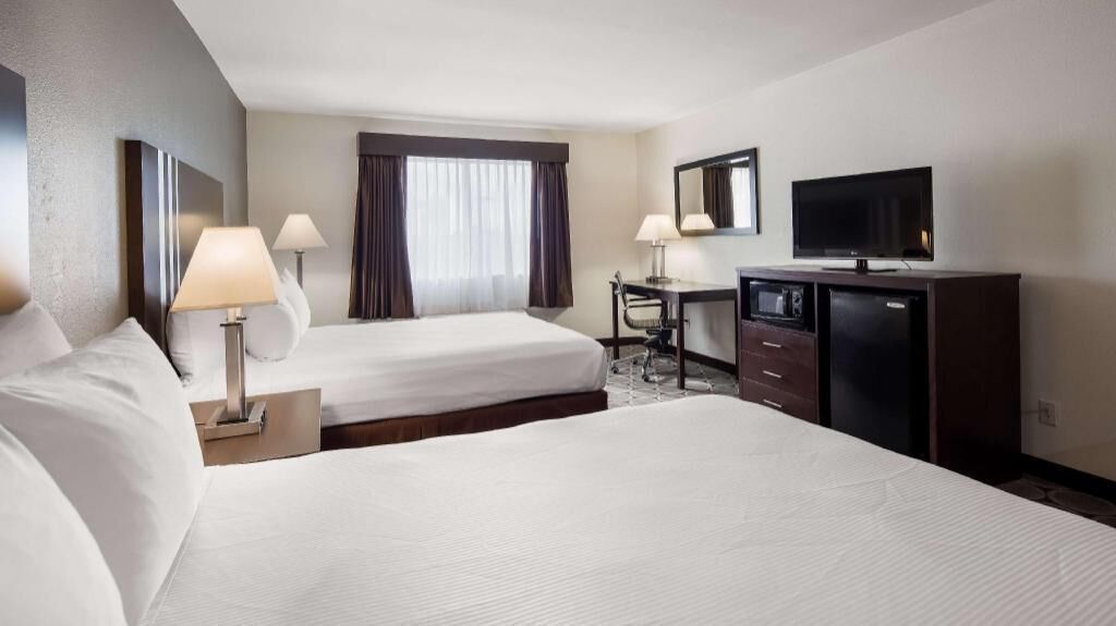 In-room safe, desk, laptop workspace, iron/ironing board