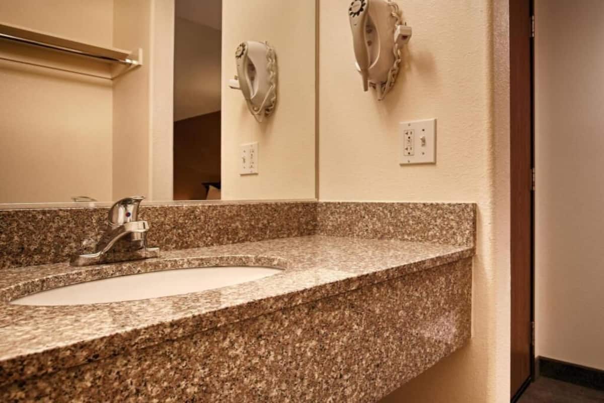 Baño | Tina con regadera, amenidades de baño gratuitas, secadora de cabello