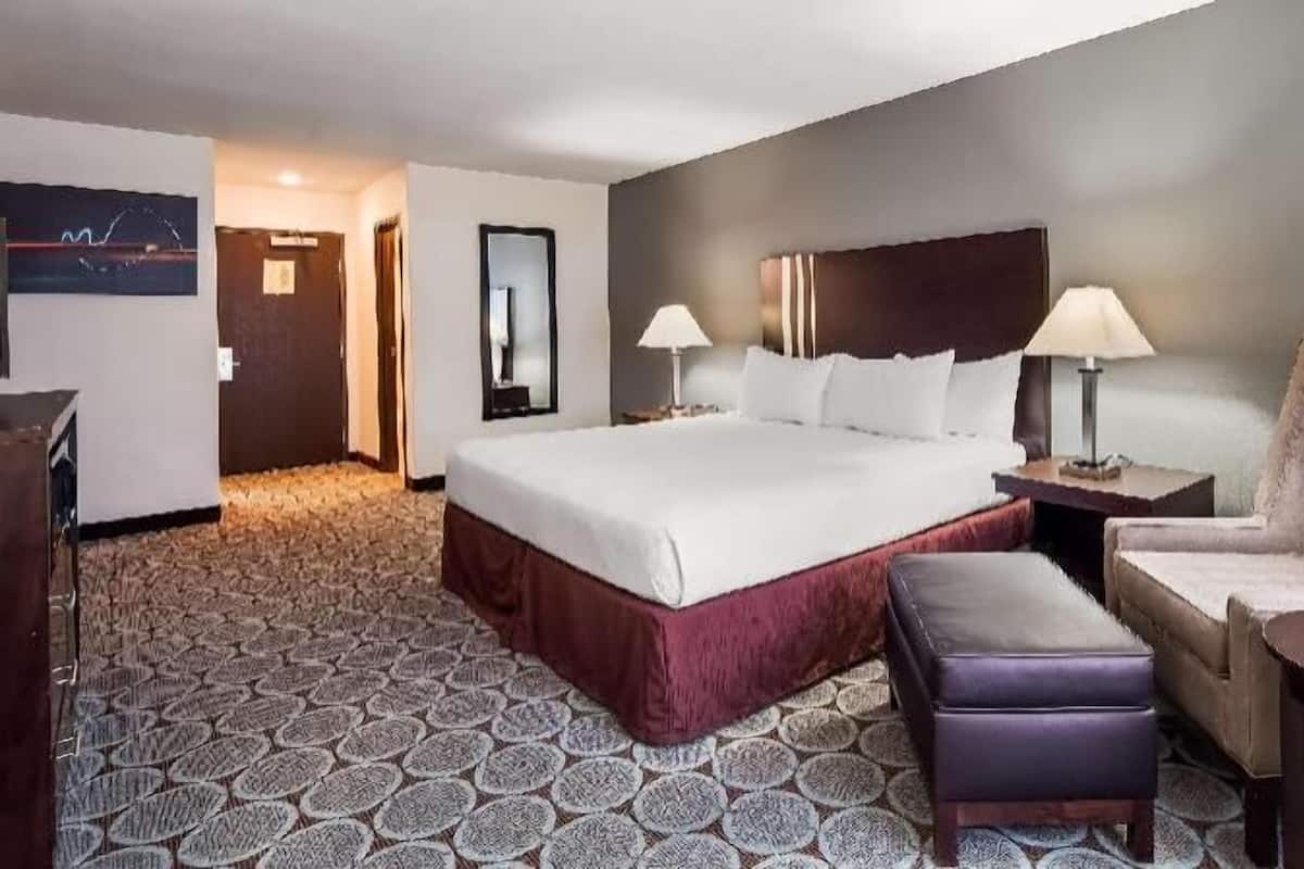 In-room safe, desk, laptop workspace, iron/ironing board