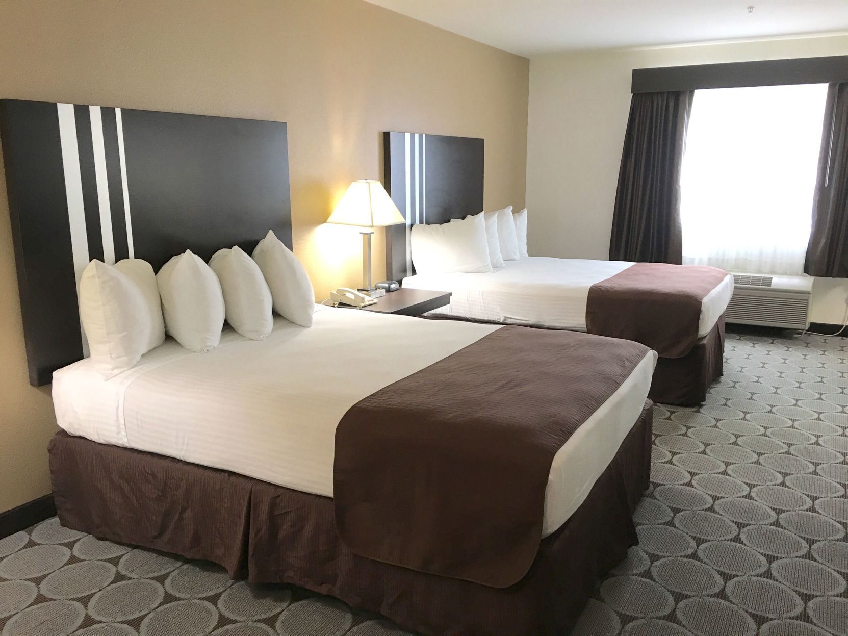 Caja de seguridad en la habitación y escritorio 