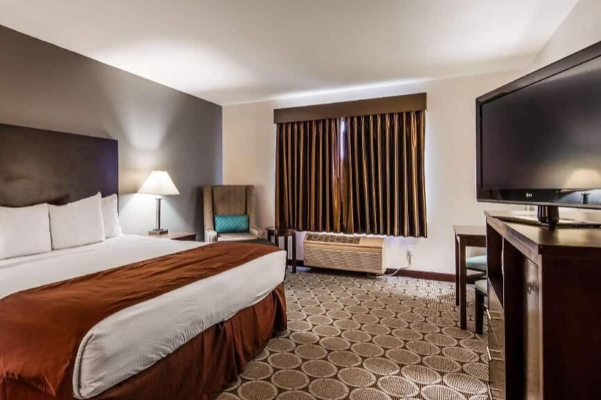 In-room safe, desk, laptop workspace, iron/ironing board