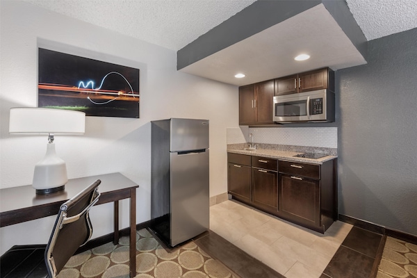 Standaard kamer, 2 queensize bedden, niet-roken, kitchenette | Een kluis op de kamer, een bureau, een laptopwerkplek