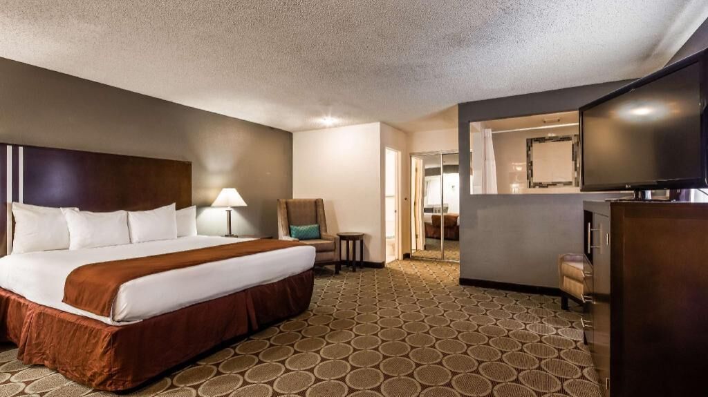 In-room safe, desk, laptop workspace, iron/ironing board