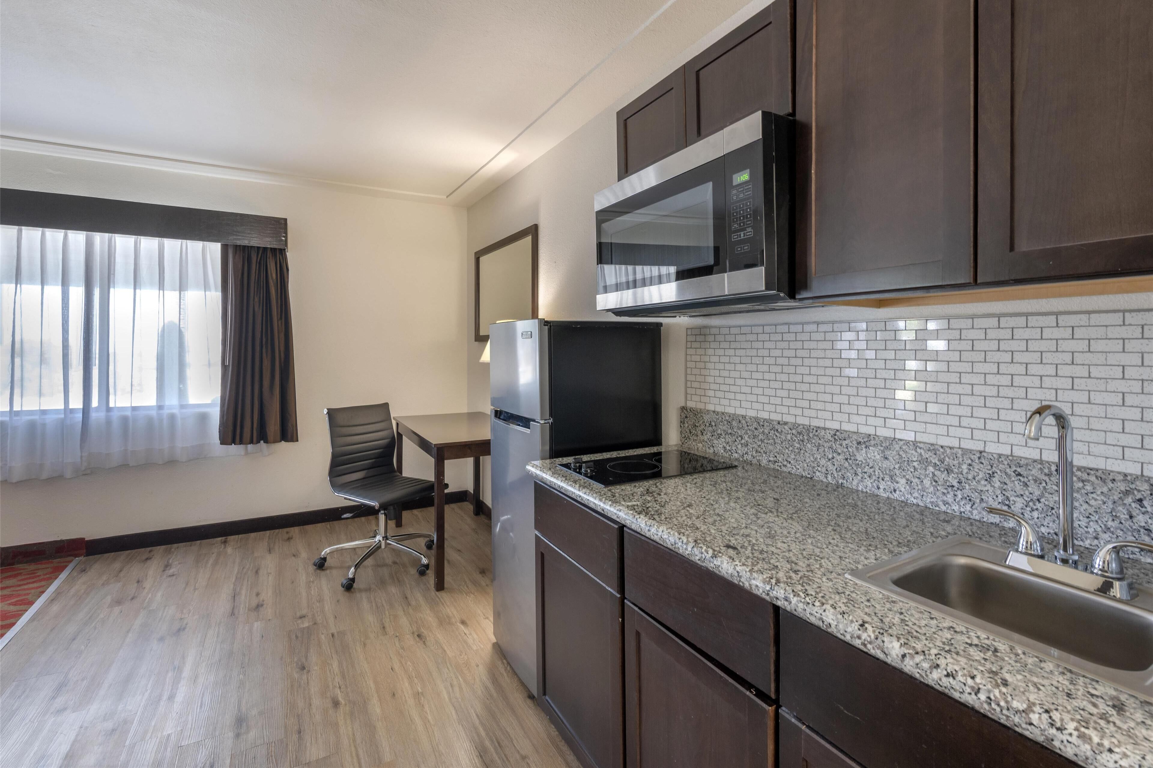 standard room, 1 king bed, non smoking, kitchen | 1 bedroom, in-room safe, desk, laptop workspace