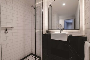 Ducha, artículos de higiene personal gratuitos y secador de pelo
