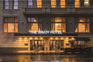 Savoy Hotel, beläget på Little Collins, utmärker sig med sin klassiska arkitektur, stora fönster och en imponerande entré.