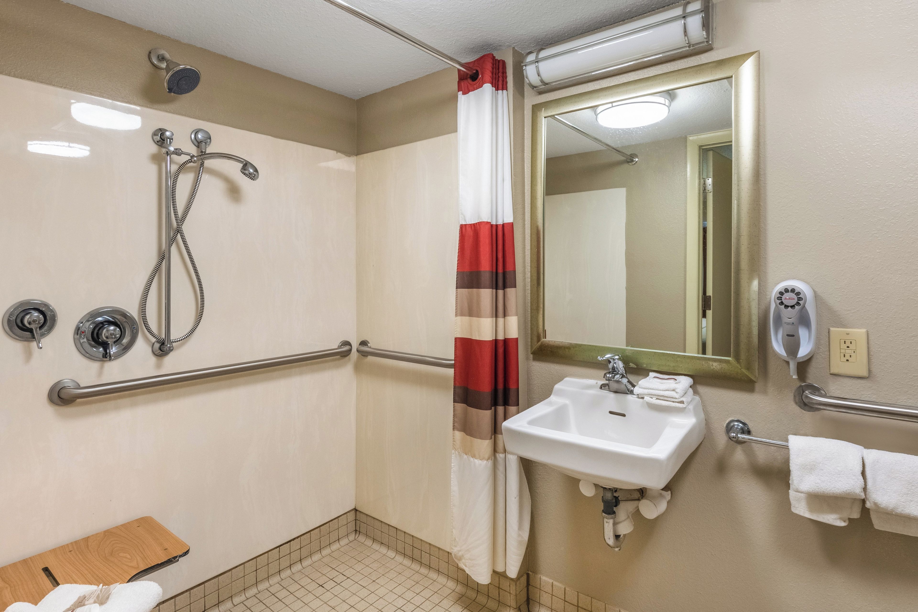 Superior Room, 1 King Bed, Accessible (Roll-In Shower, Smoke Free) | Bathroom