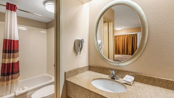 Combined shower/bathtub, free toiletries, towels