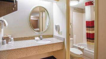 Combined shower/tub, free toiletries, towels