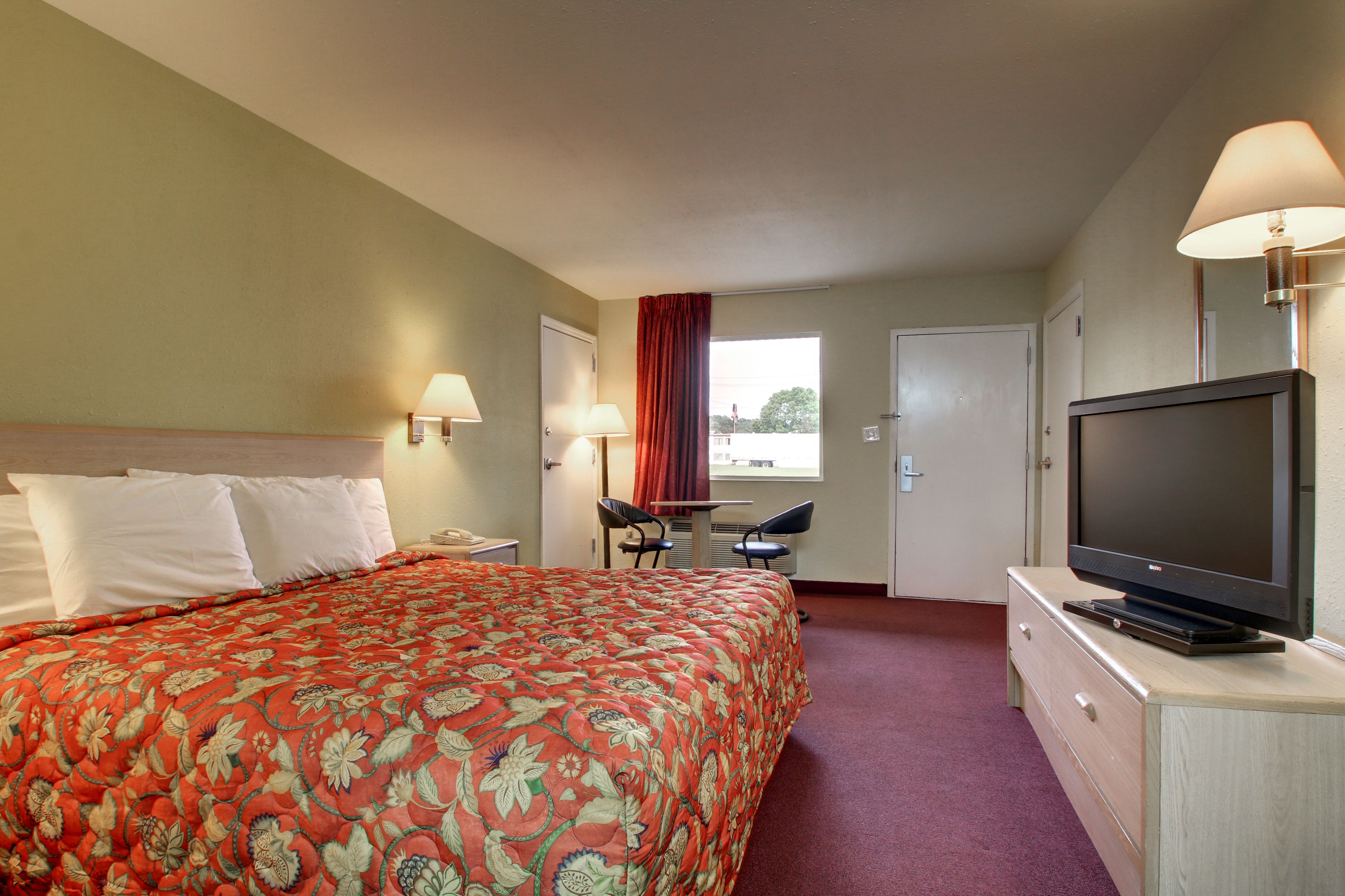 Decoración personalizada, muebles diferentes, escritorio y wifi gratis 