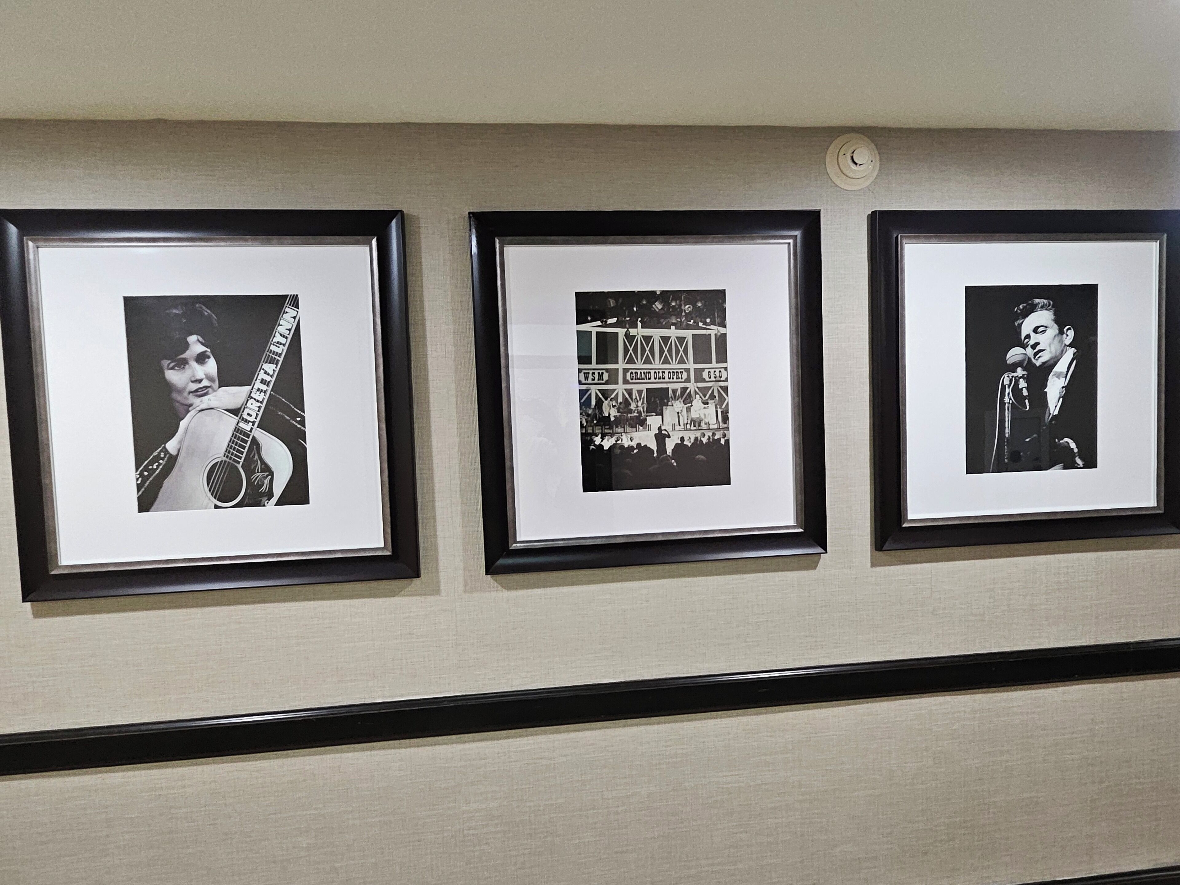 Tres fotografías enmarcadas en una pared.