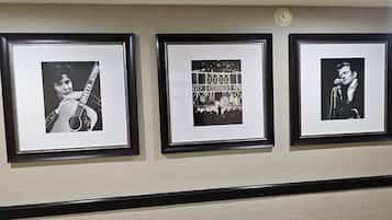 Tres fotografías enmarcadas en una pared.