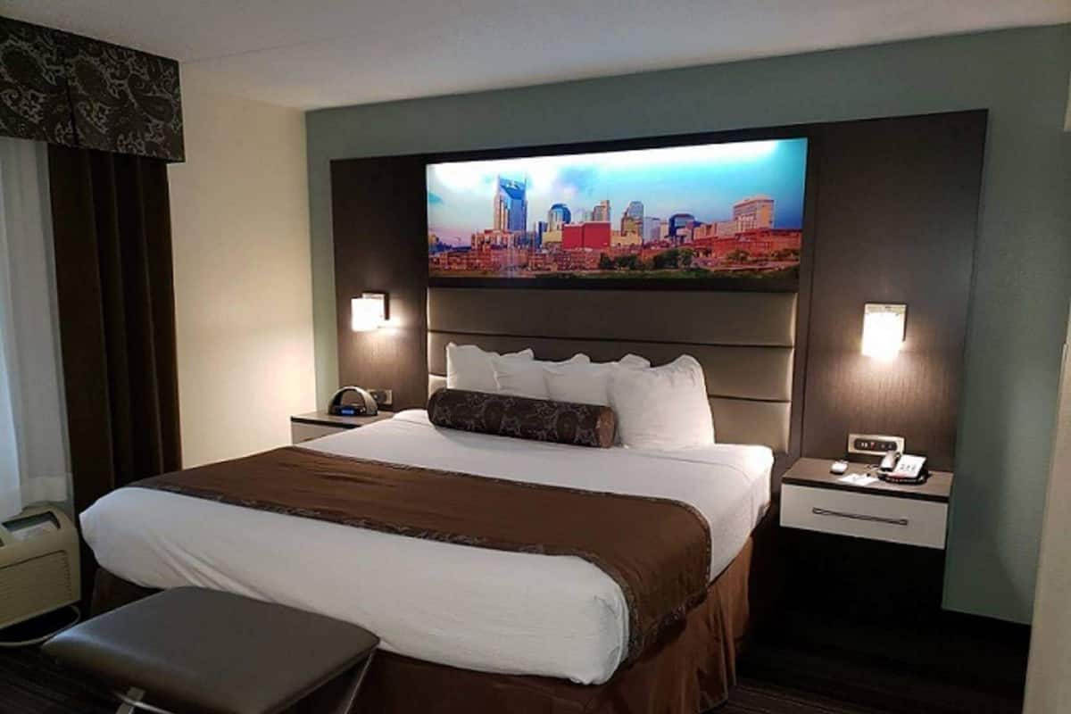 Espacio para trabajar con laptop, cortinas blackout y insonorización