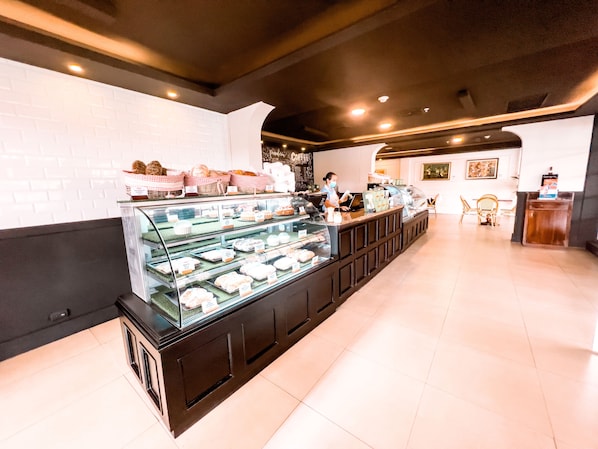 2 restaurantes, se sirve cena, cocina internacional 