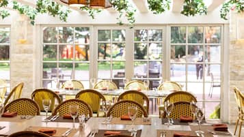 2 restaurants, dinner served, international cuisine