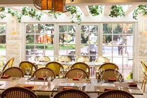 2 restaurantes, se sirve cena, cocina internacional 