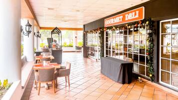 2 restaurantes; se sirven cenas