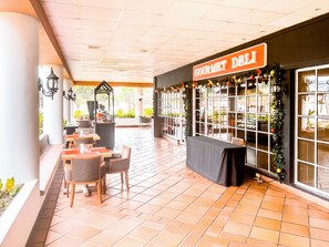 2 restaurantes, se sirve cena 