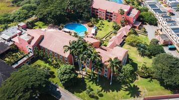 Vista frontal de la propiedad