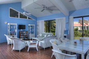 Lobby sitting area - Sugar Beach Condo Resort (Christiansted)