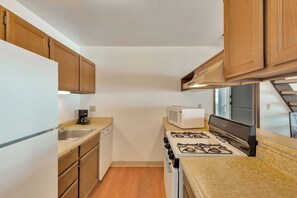Standard Room, 2 Bedrooms, Ocean View | Private kitchen