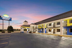 Exterior - Days Inn & Suites by Wyndham Vicksburg (Vicksburg)
