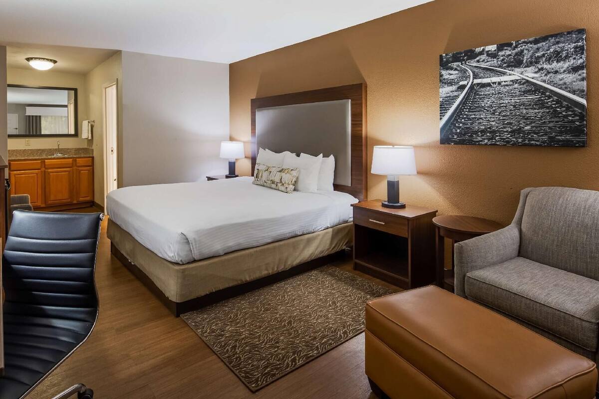 In-room safe, desk, iron/ironing board, WiFi (free)