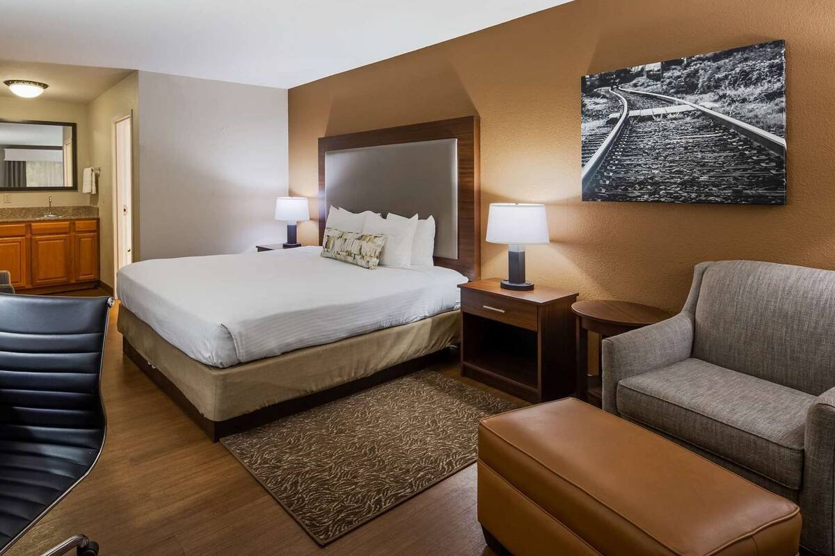 In-room safe, desk, iron/ironing board, WiFi (free)