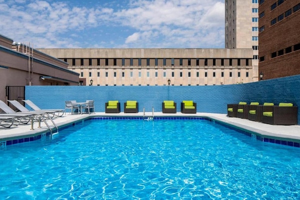 Kolam renang outdoor musiman, dengan kursi berjemur