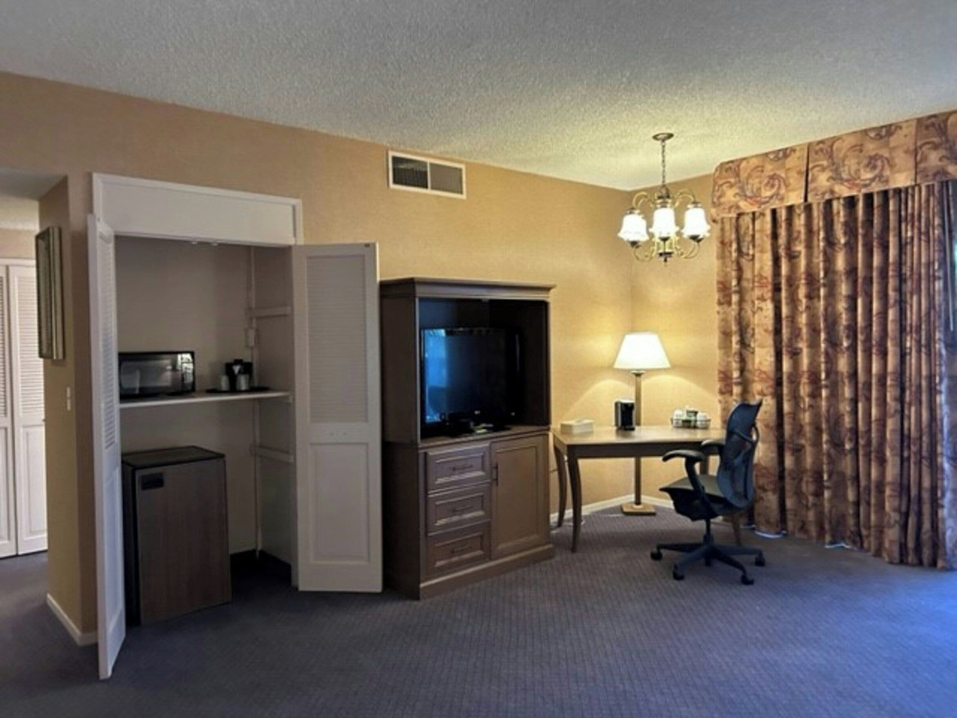 Junior Suite | Down comforters, desk, blackout drapes, iron/ironing board