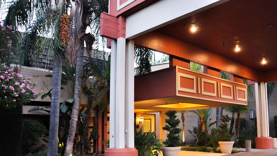 Piccadilly Inn Airport