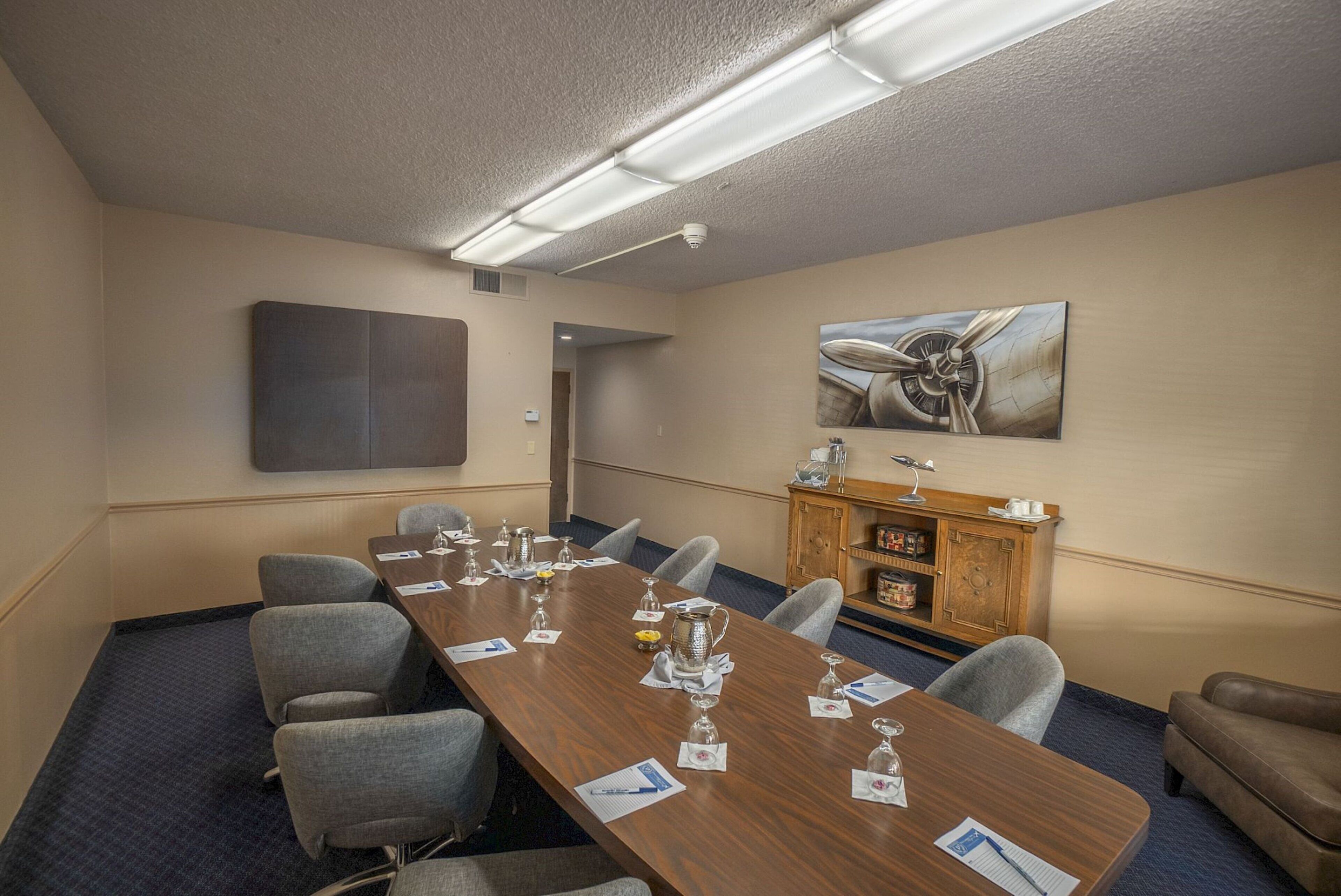 Photo - Piccadilly Inn Airport