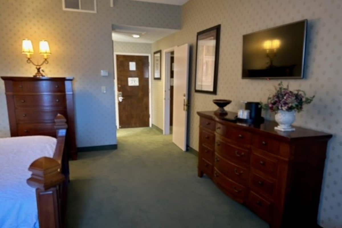 Suite, 1 Bedroom | Down comforters, desk, blackout drapes, iron/ironing board