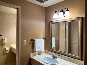 Junior Suite | Bathroom | Combined shower/tub, free toiletries, hair dryer, towels