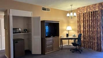 Suite júnior | Cobrellits, escriptori, cortines opaques i planxa i posts de planxar
