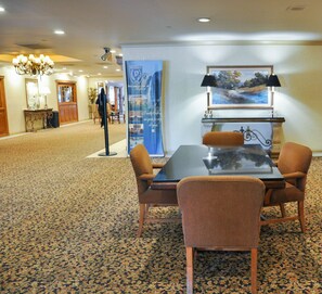 Interior entrance - Piccadilly Inn Airport (Fresno)