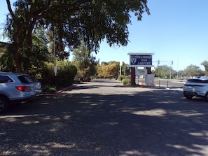 A parking lot with a sign for Piccadilly Inn Airport. - Piccadilly Inn Airport (Fresno)