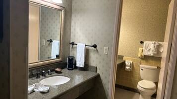 Combined shower/tub, free toiletries, hair dryer, towels