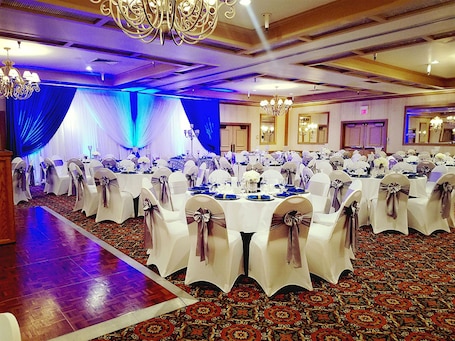 Banquet hall. Piccadilly Inn Airport