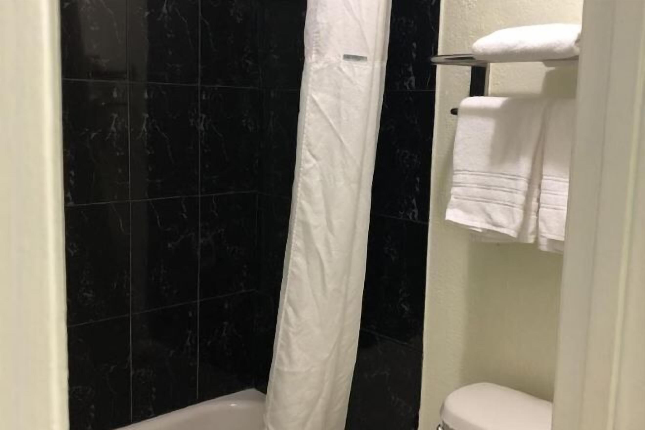 Bathroom | Combined shower/tub, deep soaking tub, free toiletries, hair dryer