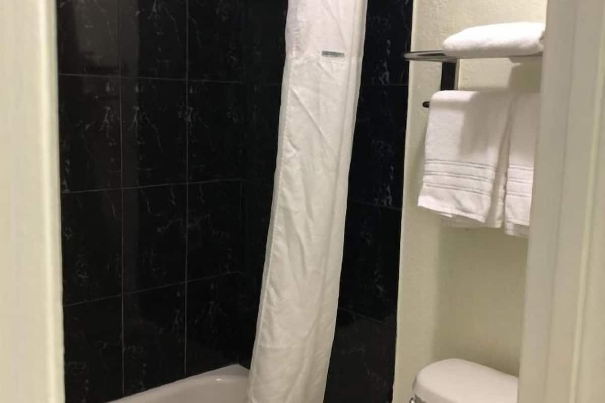 Bathroom | Combined shower/tub, deep soaking tub, free toiletries, hair dryer